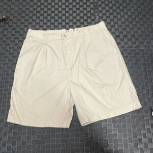 Beige Tommy Hilfiger shorts size 38 pleated front